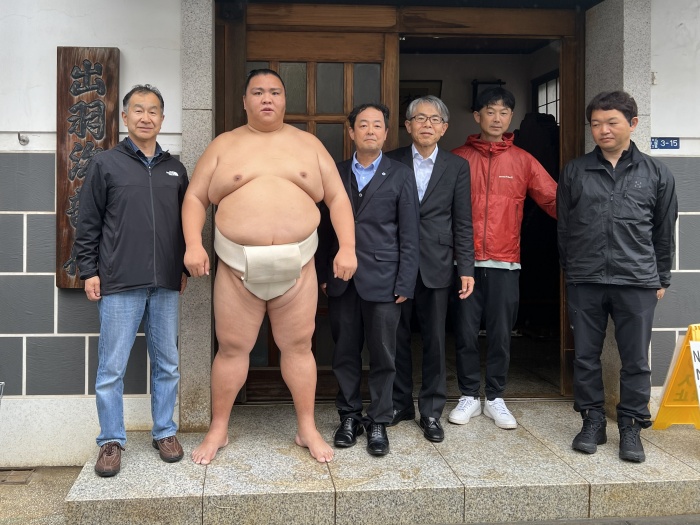 出羽海部屋の玄関で御嶽海関と記念撮影