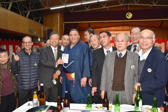 多くの地元の皆さんが御嶽海関を祝い記念撮影