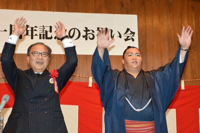 式典の最後の万歳（左より永瀬副会長、御嶽海関）