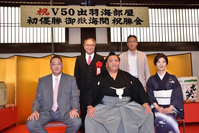 出羽海親方夫妻、永瀬会長たちと記念撮影
