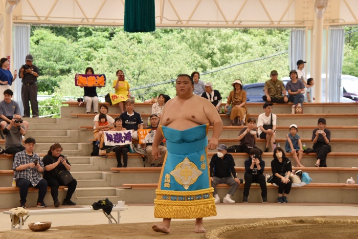 御嶽海関の土俵入り