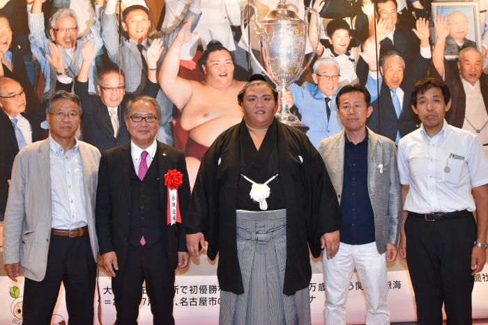 後援会出席者との記念撮影