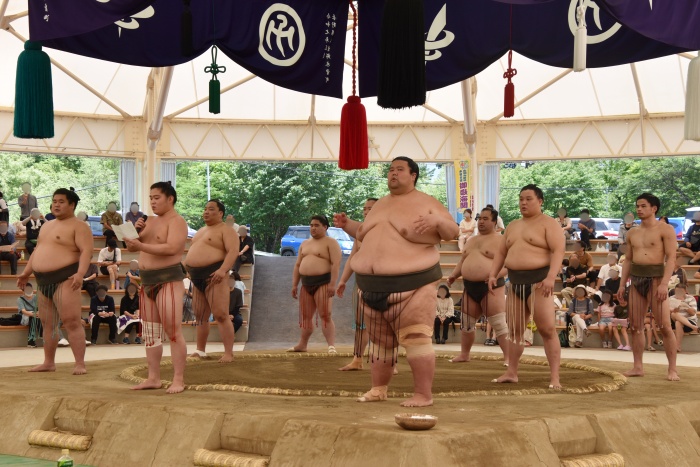 相撲甚句披露の土俵上