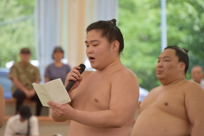 相撲甚句を披露の小城虎