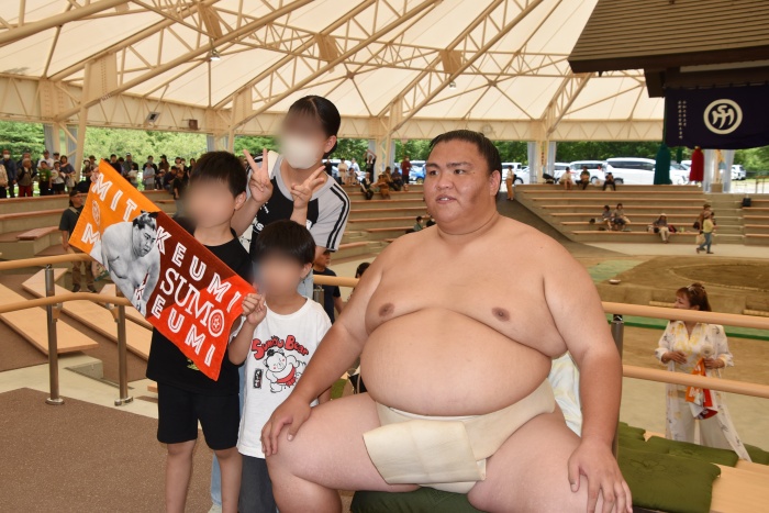 御嶽海関との記念撮影