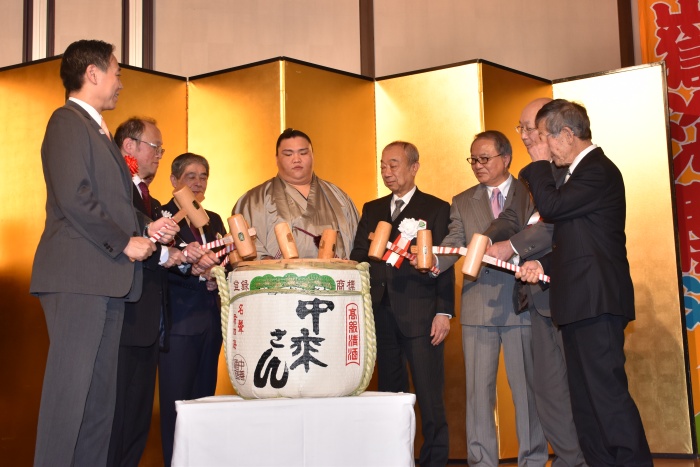 ステージ上での鏡割りの様子