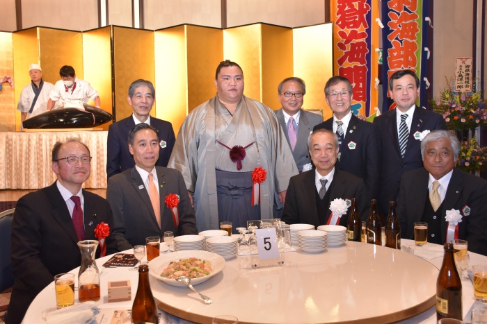 出席者のテーブルにて記念撮影(正副会長と阿部県知事、菅谷松本市長等)