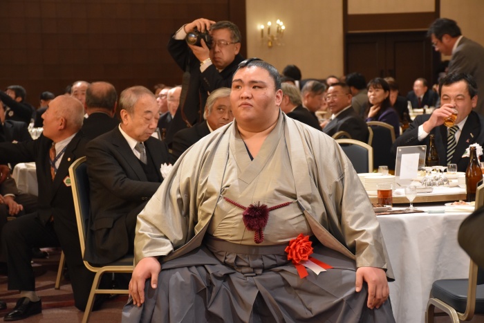 ステージ上でのライブを見る御嶽海関