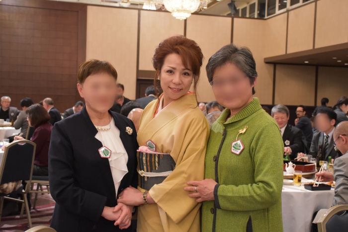 御嶽海関の母、マルガリータさんと関係者で記念撮影