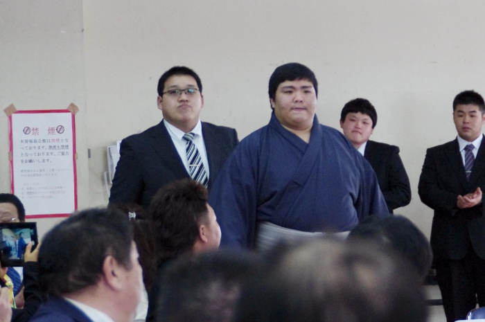 大道選手(御嶽海関)と横山選手の入場