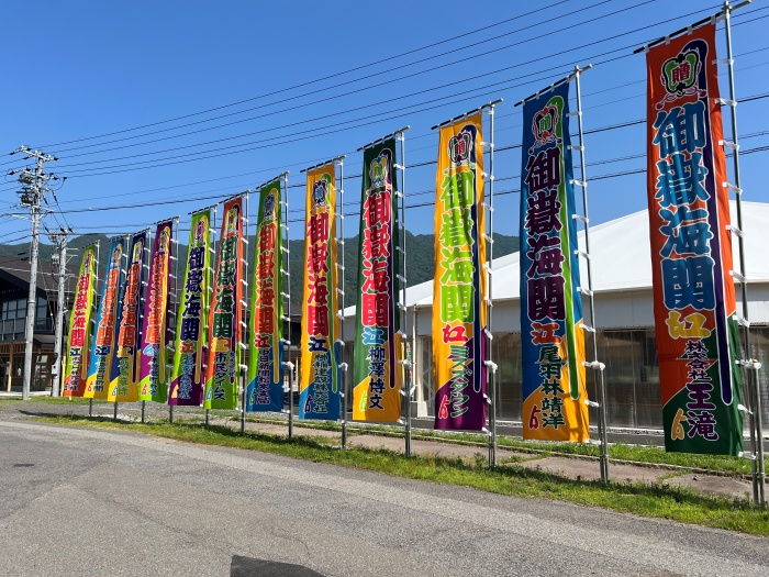 会場に飾られたのぼり旗