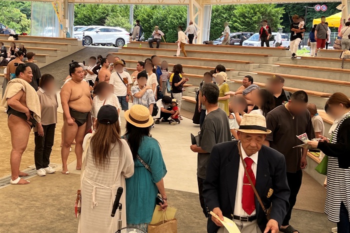 出羽海部屋力士との交流風景