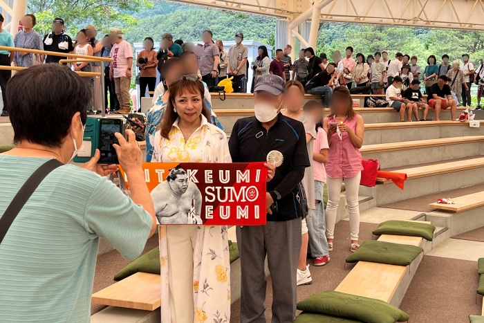 御嶽海関の母、マルガリータさんとの記念撮影