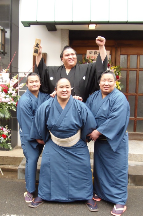 「やったー!」出羽大海、海龍、出羽ノ龍に担がれて