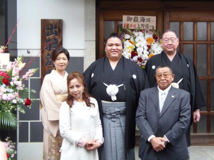出羽海親方夫妻、御嶽海関のご両親と和やかな雰囲気で記念撮影
