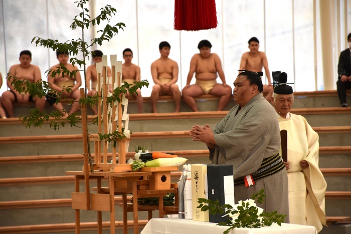御嶽海関も神事でお参り