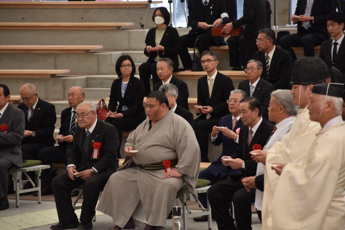 神事の中で御神酒を手にして