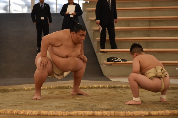 御嶽海関と子ども力士による土俵開き