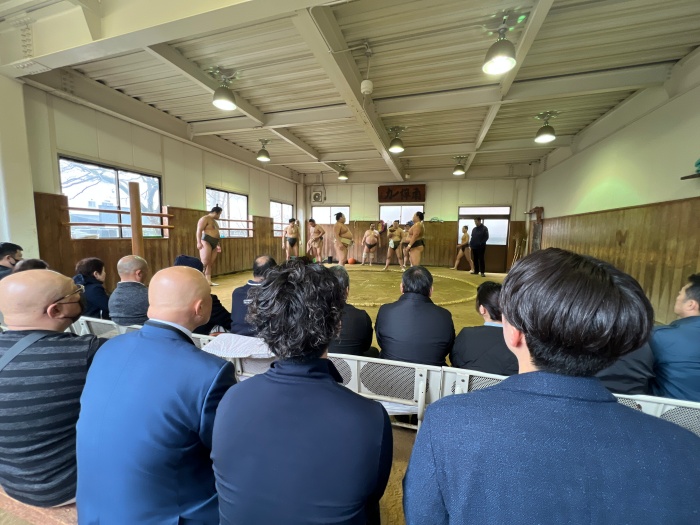 室内土俵内での稽古の様子