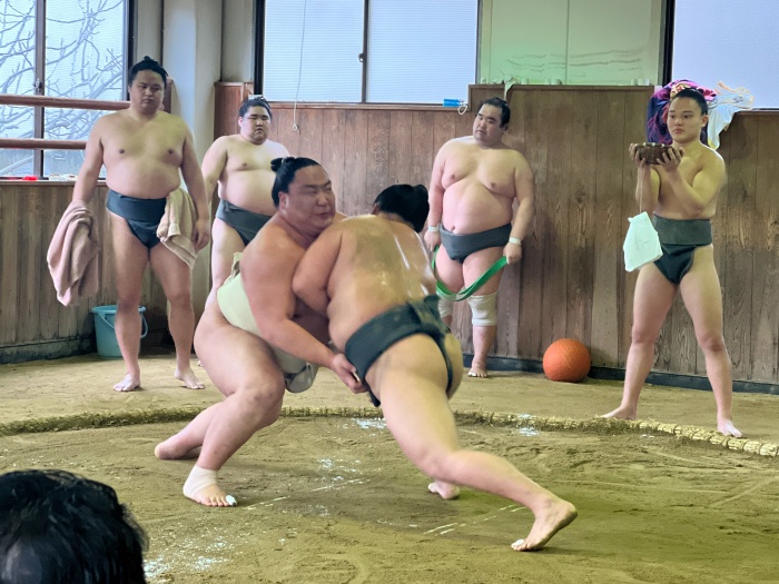 出羽の龍関との稽古の様子