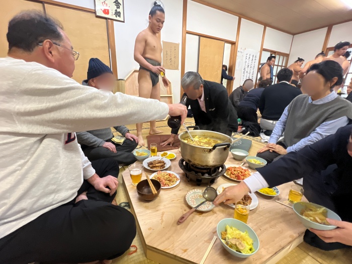 ちゃんこ鍋を囲んで食事の様子